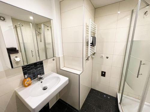 不莱梅Business Apartment Altstadt的白色的浴室设有水槽和淋浴。