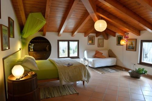 弗拉穆拉迪阿米娜拉赫Il农家乐的一间卧室配有一张床和一个沙发