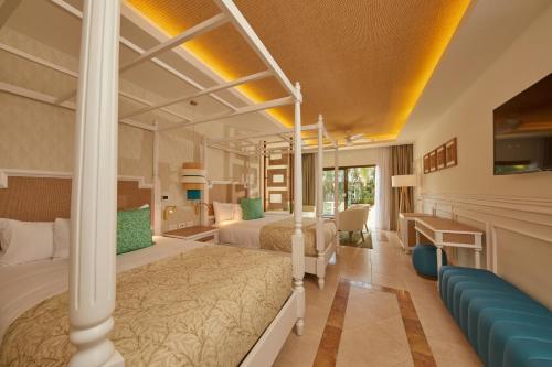 蓬塔卡纳Bahia Principe Luxury Esmeralda All Inclusive - Newly Renovated的酒店客房,设有两张床和一张沙发