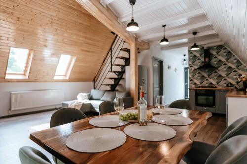 马拉亚Wild Cabin的一间带木桌和椅子的用餐室