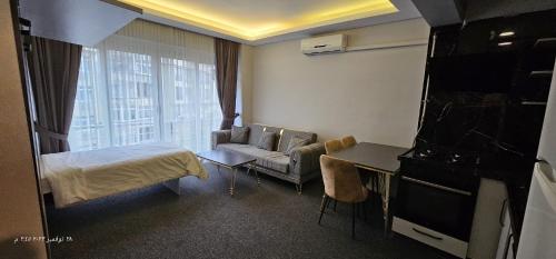 伊斯坦布尔OSMANBEY DUPLEX Apartment 3的酒店客房,配有床和电视