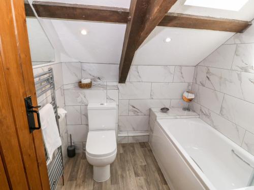 贝图瑟科伊德Orsedd Wen Cottage的一间带卫生间和浴缸的浴室