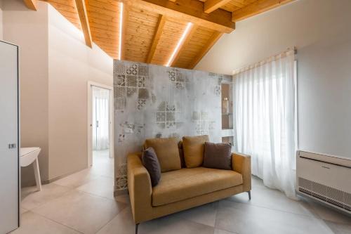 福尔米吉内Borgo degli Ulivi的客厅的沙发,设有墙壁