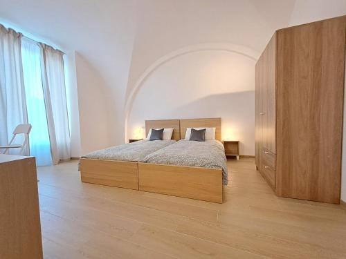 卢切拉la casa sull arco的一间卧室设有一张大床和一个大窗户