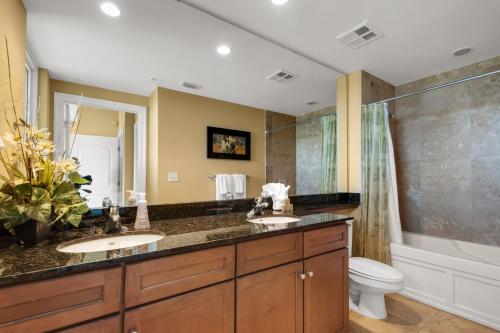 彭萨科拉Beach Front Luxury, Amazing Views,150 - 5 Stars, 19th Floor- Indigo Condo的浴室配有2个盥洗盆、卫生间和淋浴。