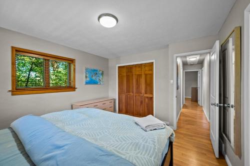 麦岭3875 Dover St - Wheat Ridge的一间卧室设有一张床和一个窗口