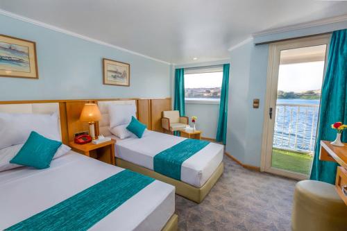 卢克索Sofia Nile Cruise Luxor To Aswan的酒店客房设有两张床和窗户。