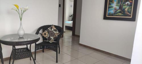 曼塔Hotel Mykonos Manta的桌子和椅子,上面有花瓶