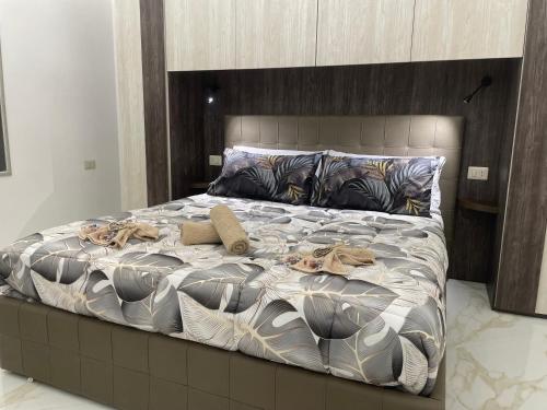 波蒂奇Casa Vacanze Riccardi的卧室内的一张大床,带有棕色床头板