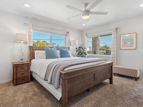 圣地亚哥Pacific Beach Dreaming - AC, walk 2 town, garage & beach的一间卧室设有一张大床和一个窗户。