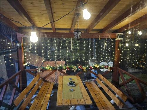 迪瓦伊巴雷Divcibarski Konak的配有圣诞灯的木桌