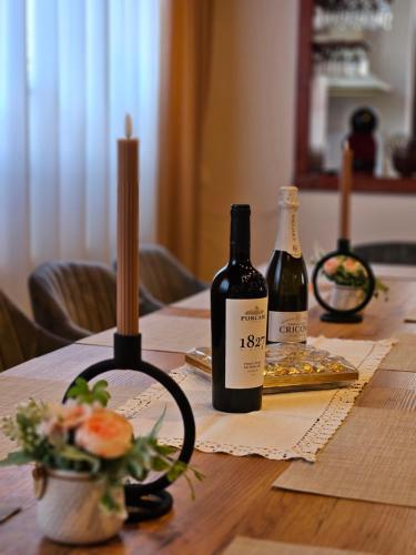 索瓦塔Casă de vacanță Chalet le Cristal的木桌旁的两瓶葡萄酒