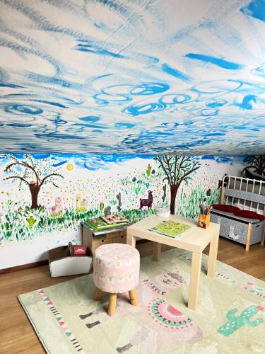LenschowFerienwohnung im Park 1的儿童间,拥有天空壁画