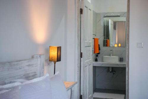 迪亚尼海滩4 U Luxury Bungalows Diani的白色的浴室设有水槽和镜子