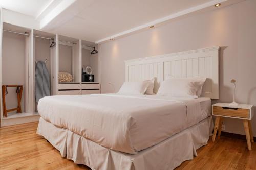 昆卡Santa Lucia Suites - Barranco的白色卧室配有白色大床和白色枕头