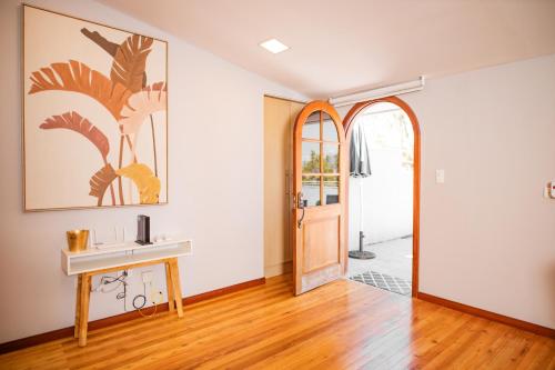 昆卡Santa Lucia Suites - Barranco的走廊上设有水槽和门