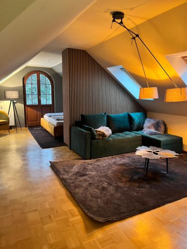 德累斯顿Villa am Grossen Garten的客厅配有绿色沙发和床。