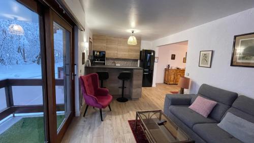 梅杰夫Les Comtes de Savoie - Appartement rénové proche du centre de Megève avec vue sur le Mont d'Arbois的带沙发的客厅和厨房