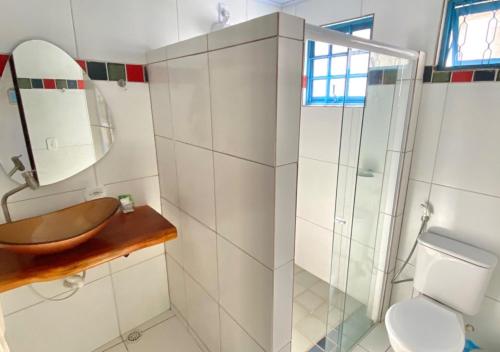 圣米格尔-杜斯米拉格里斯Pousada Praias do Norte的一间带水槽、卫生间和镜子的浴室