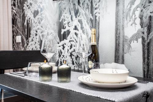 布勒伊-切尔维尼亚DEER LODGE的一张桌子,上面放着两根蜡烛和一瓶香槟
