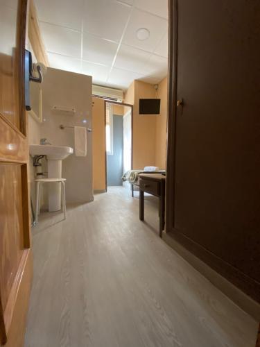 阿利坎特LÀtic Rooms的客房设有带水槽和门的浴室
