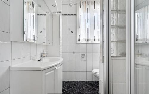 特罗姆瑟Historical villa in the city center的白色的浴室设有水槽和卫生间。