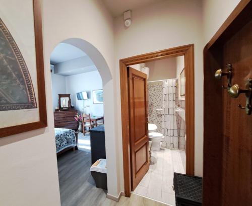 比森齐奥营IL REGNO DI IOSE'的客房设有带卫生间和门的浴室。