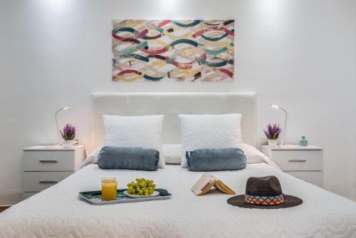 美洲海滩Precioso apartamento en el centro de Las Américas a 100 metros de la playa的一间卧室配有一张床,上面放着一个食物托盘