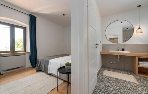 波雷奇Villa Molindrio的一间卧室配有床、水槽和镜子