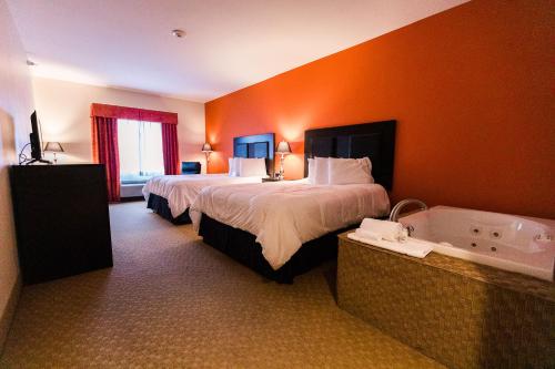 Spring CityGrand Hotel的酒店客房设有两张床和浴缸。
