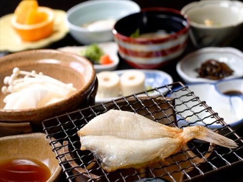 鸟取市卡苏特考泽尼亚日式旅馆的一块食物,放在烧烤架上,与其他食物一起