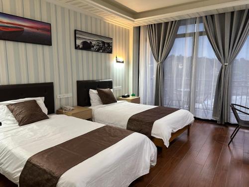 霍尼亚拉Outback Holiday Resort的酒店客房设有两张床和窗户。