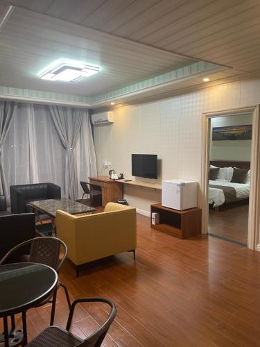 霍尼亚拉Outback Holiday Resort的客厅配有沙发和1张床