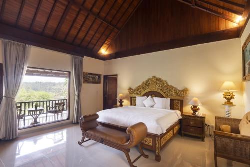帕洋安阿贡里加萨别墅度假村的一间带大床的卧室和一个阳台