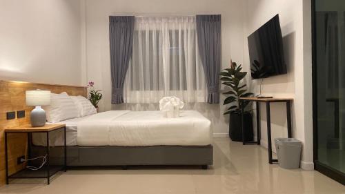 查龙B House Phuket @Chalong的一间卧室设有一张大床和一个窗户。