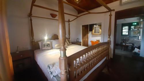 韦利格默薇特克塔乡村民宿的卧室内的天蓬床和用餐室