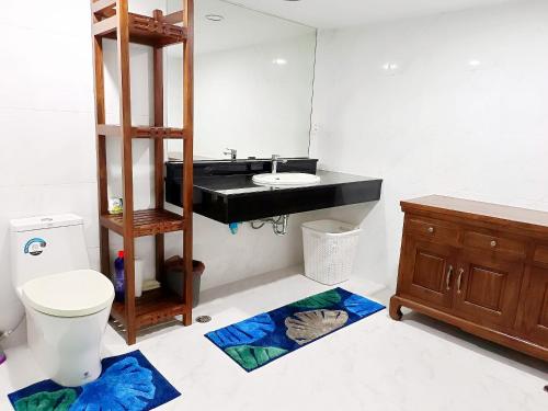 Ban ChamrungVIP Condochain Rayong的一间带黑色水槽和卫生间的浴室