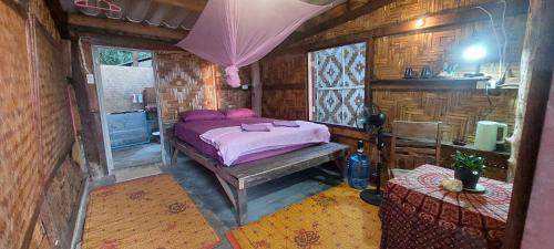 Ban Ai DaoLittle Beach Garden的木制客房内的一间卧室,配有一张床