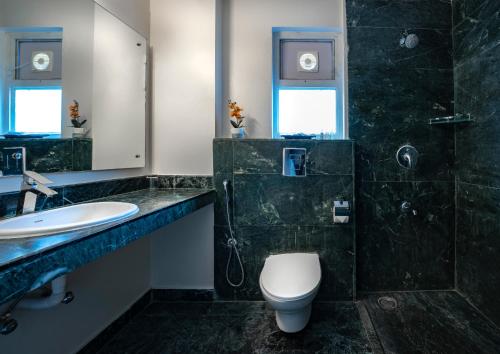 班加罗尔Nest By Rivido Apart Hotel, Bannerghatta road的浴室配有卫生间、淋浴和盥洗盆。