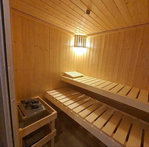 盖尔森基兴Apartment mit Whirlpool, Wasserbett & Sauna的一间光线充足的小型木制桑拿浴室