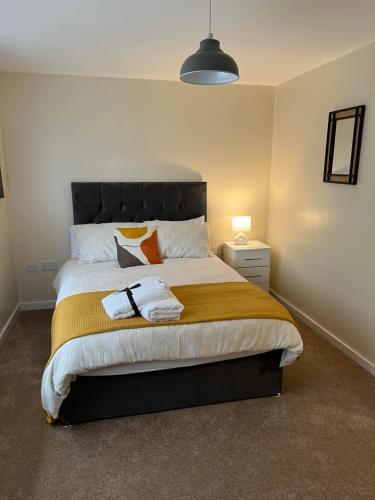 考文垂Soweway Coventry的一间卧室配有一张大床和毛巾