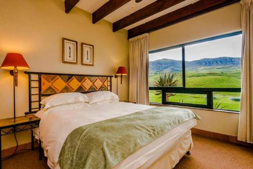 伯格维尔aha Alpine Heath Resort的一间卧室设有一张床和一个大窗户