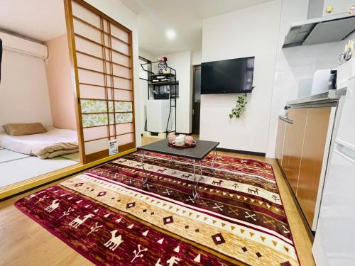 大阪大阪楓晴101的一间客厅,地板上铺有地毯