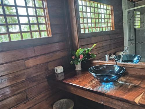 俊穆岛Kohjum Freedom Resort的浴室配有带水槽的木制台面
