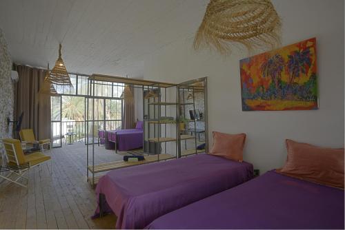 加夫萨dar seddik的一间卧室配有两张紫色床单