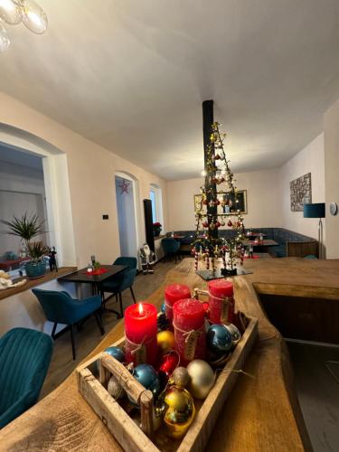 塔勒Aneton Garni Hotel的客厅配有圣诞树和桌子