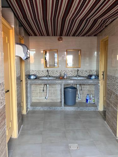 瓦迪拉姆哈立德营地酒店的浴室设有2个水槽和2面镜子