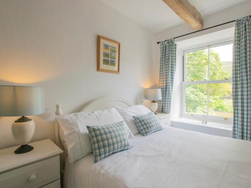 West Burton2 Bed in Aysgarth 75441的卧室配有白色的床和窗户。