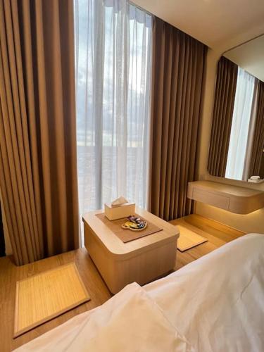 巴淡岛中心Wawa Guesthouse Pollux Habibie Batam Tower A 18的一间卧室设有一张床和一个大窗户