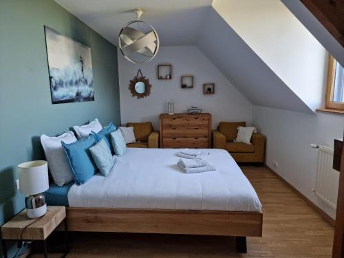 Huisnes-sur-MerL'Aurore de la Baie, vue sur le Mont-Saint-Michel的一间卧室配有一张带蓝色枕头的大床